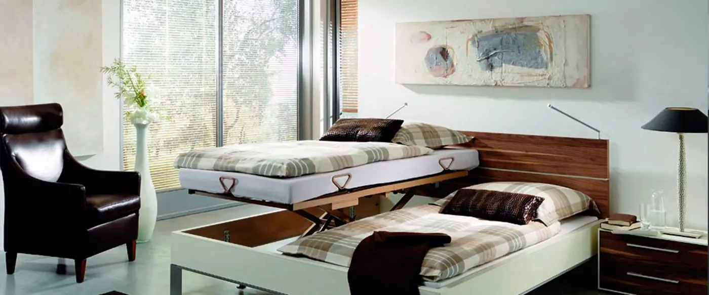 Pflegebett in einem wohnlich eingerichteten Schlafzimmer