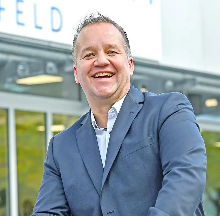 Markus Wendler, Geschäftsführer von PVM, vor dem GesundZentrum in Bielefeld