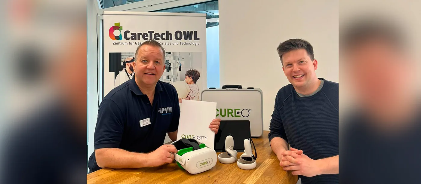 Markus Wendler und Dr. Tim Herzig präsentieren das VR-Therapiesystem CUREO am Stand von CareTech OWL