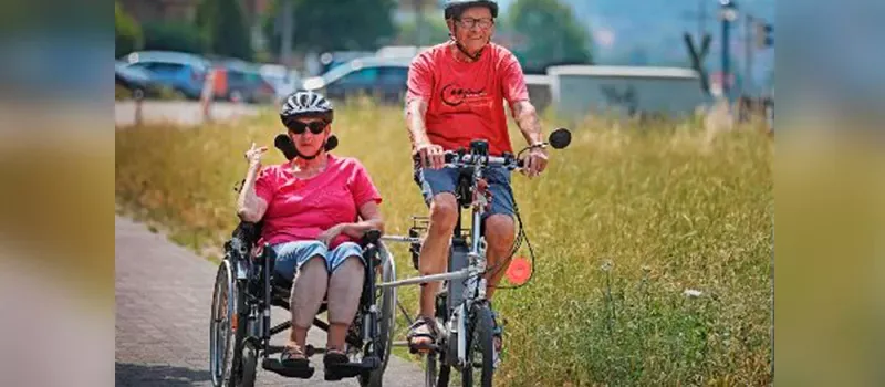 Johanna und Erich Anderweit unterwegs mit dem Rollstuhl-Beiwagen am E-Bike