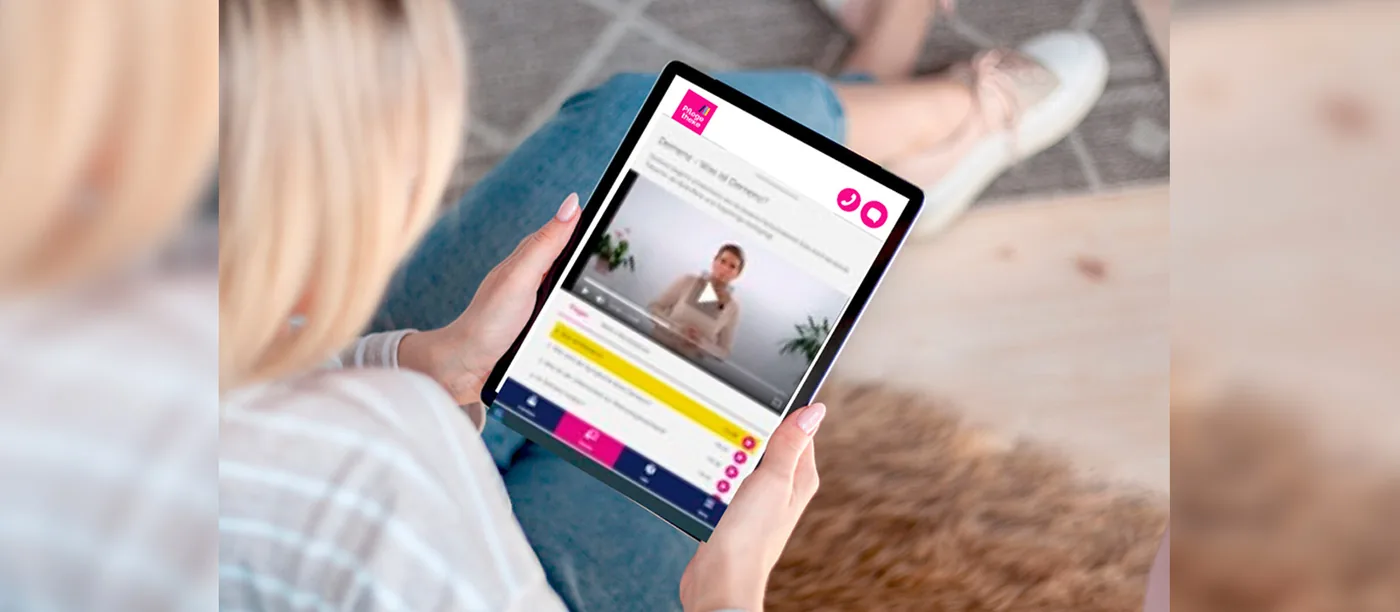 Hände halten ein Tablet mit der Website der Pflegetheke
