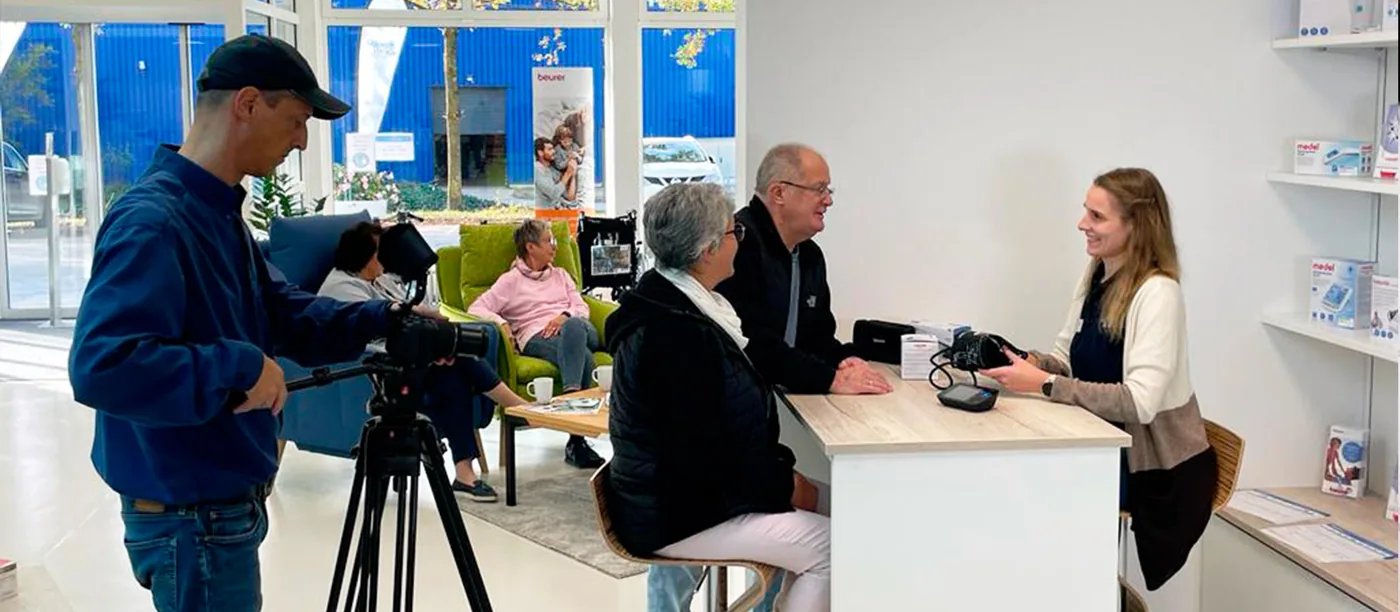 Dreharbeiten für den Film über das GesundZentrum an einem Beratungstisch