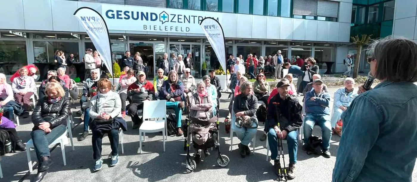 Gäste des Frühlingsfests 2023 vor dem GesundZentrum