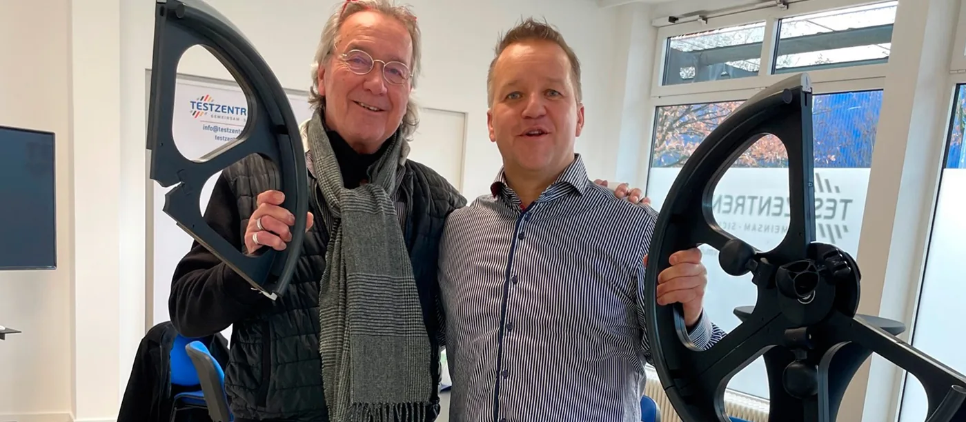 Christian Czapek und Markus Wendler mit dem teilbaren Rollstuhlrad von Trivida