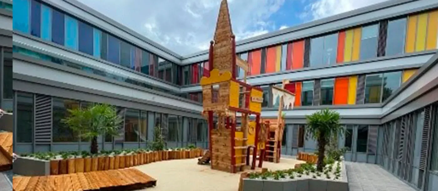 Innenhof des neuen Kinderzentrums Bethel mit bunter Fassade