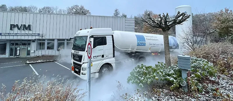 Ein Tankwagen befüllt den Sauerstofftank am GesundZentrum im Winter