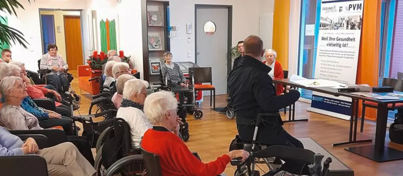 Bewohnerinnen und Bewohner des Seniorenzentrums Breipohls Hof bei der Informationsveranstaltung