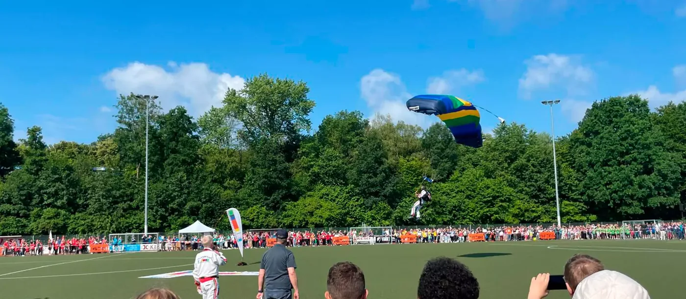 Fallschirmspringer landen im Gadderbaumer Sportpark zur Eröffnung der Bethel athletics