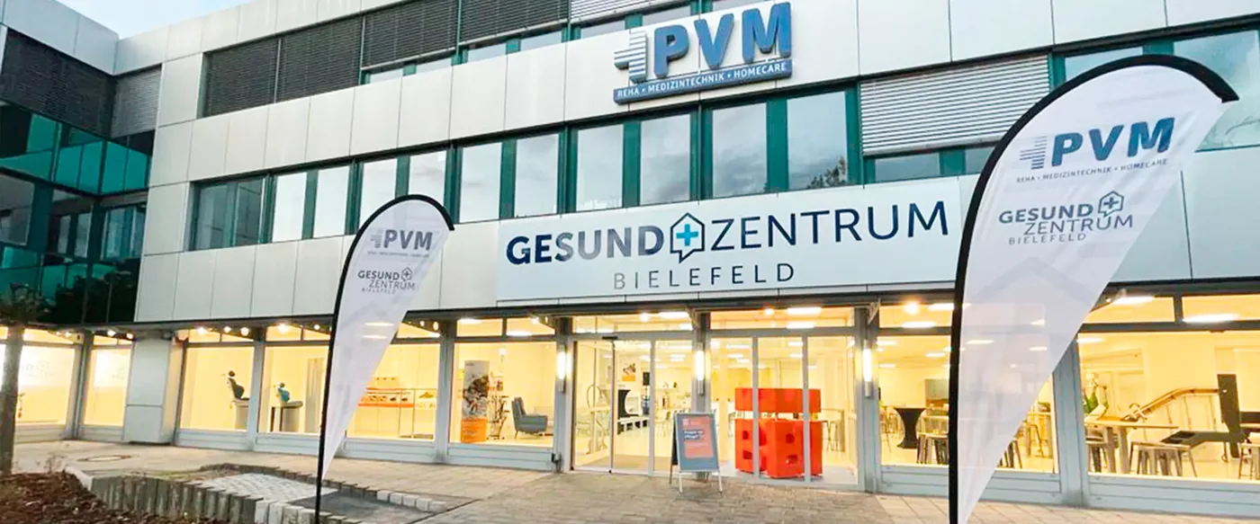 Eingang des PVM GesundZentrums am Südring mit Beachflags