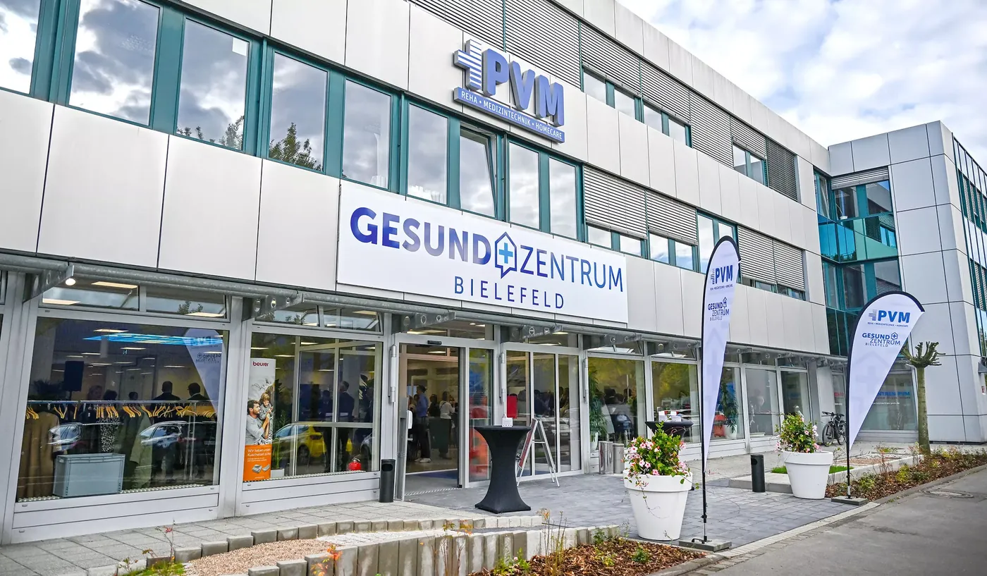 Das PVM GesundZentrum am Südring in Bielefeld von außen, mit Eingang und Parkplätzen