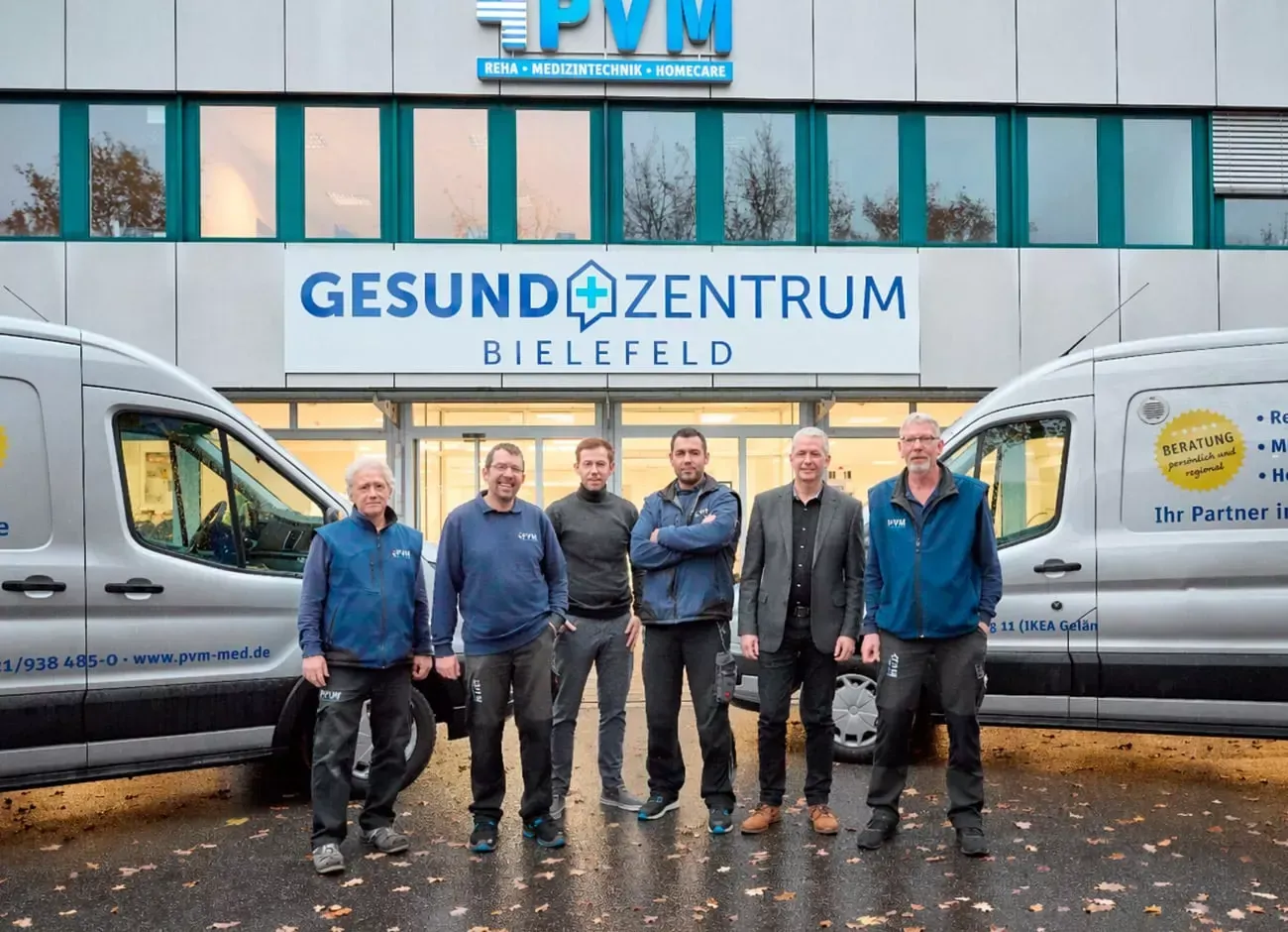 Die Kundendiensttechnik von PVM vor den Servicefahrzeugen am GesundZentrum